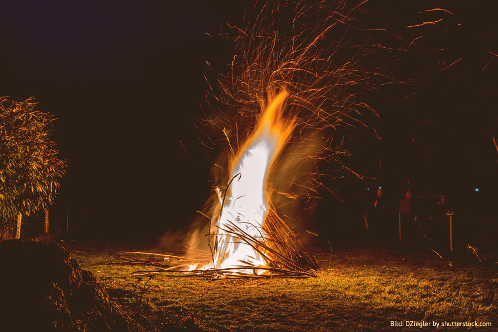 Osterbraeuche Osterfeuer Tradition Ostern
