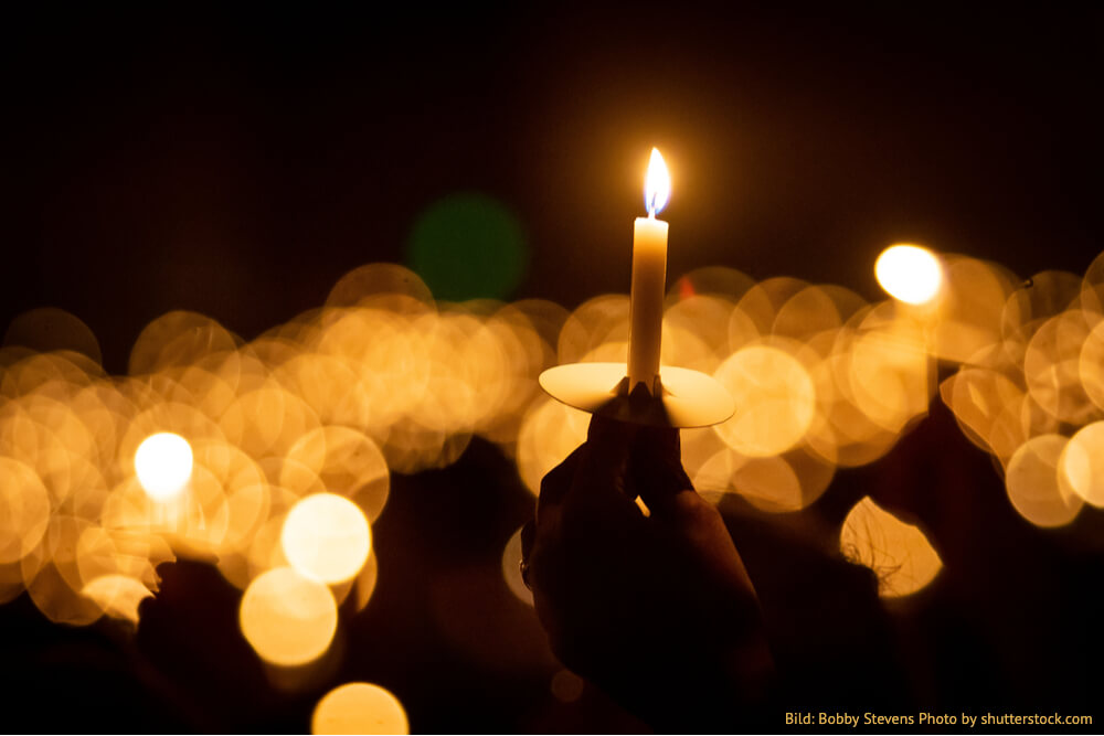 Osterbraeuche Osterkerze Tradition Ostern